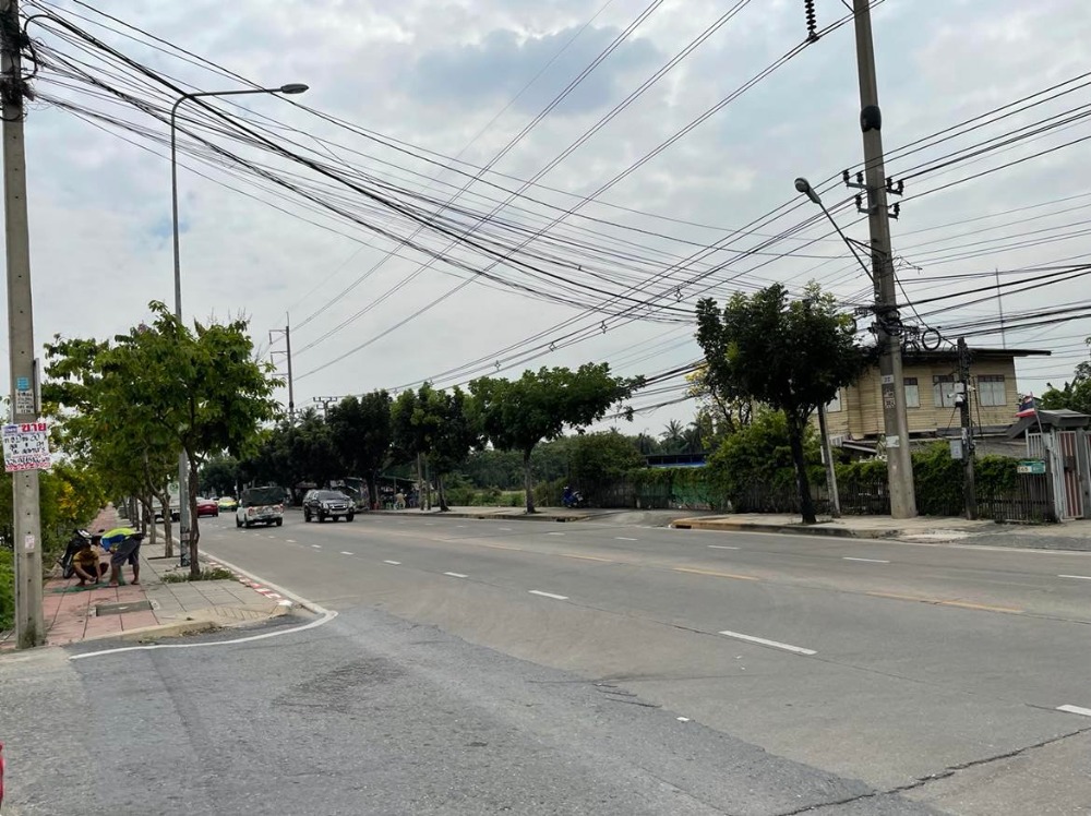 ขายที่ดินพุทธมณฑล ศาลายา : ขายบ้าน 3 หลังพร้อม ที่ดิน 4 ไร่ 17 ตารางวา  ติดหมู่บ้านมณฑล7   ถนนทวีวัฒนา  หลักสอง  บางแค  กรุงเทพ