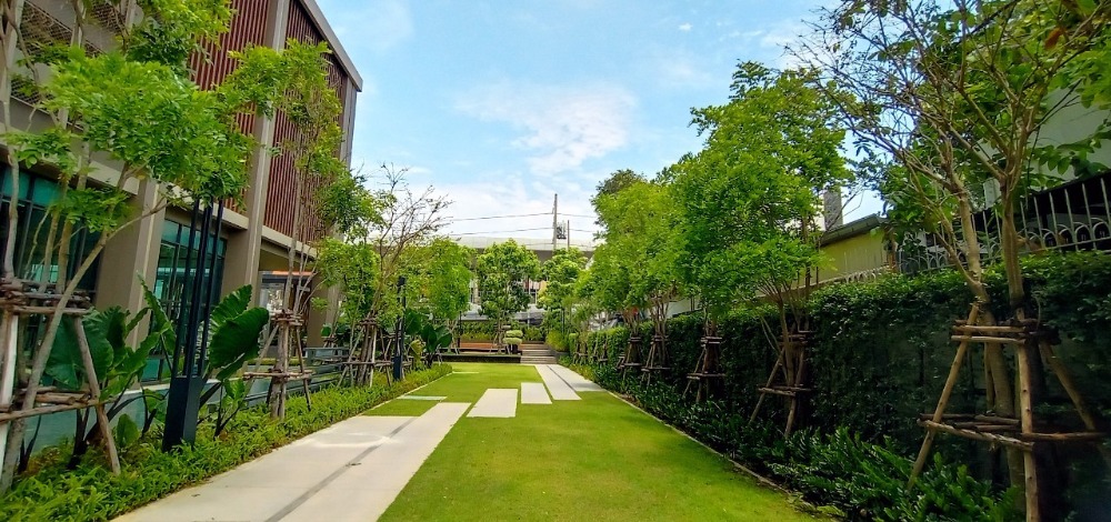 For SaleCondoKasetsart, Ratchayothin : For sale, Lumpini Park Condo, Phahonyothin 32, near Kasetsart University, on the main road, in the heart of Ratchayothin, ready to move in, complete common area, 1 bedroom, size 28 sq m. Reserve today for free! Air conditioner Free! Transfer fee IOT Conve