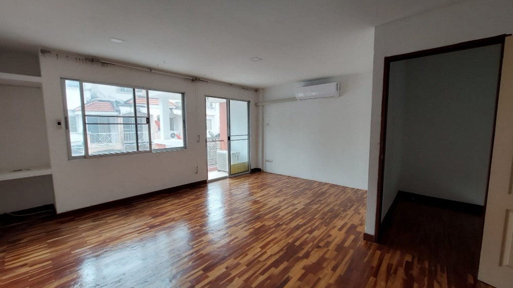 For SaleTownhomePattanakan, Srinakarin : Urgent sale, 3-storey townhouse, Phatthanakan 38, City Park Village, rent 15,000/month, sell 3.7 million baht