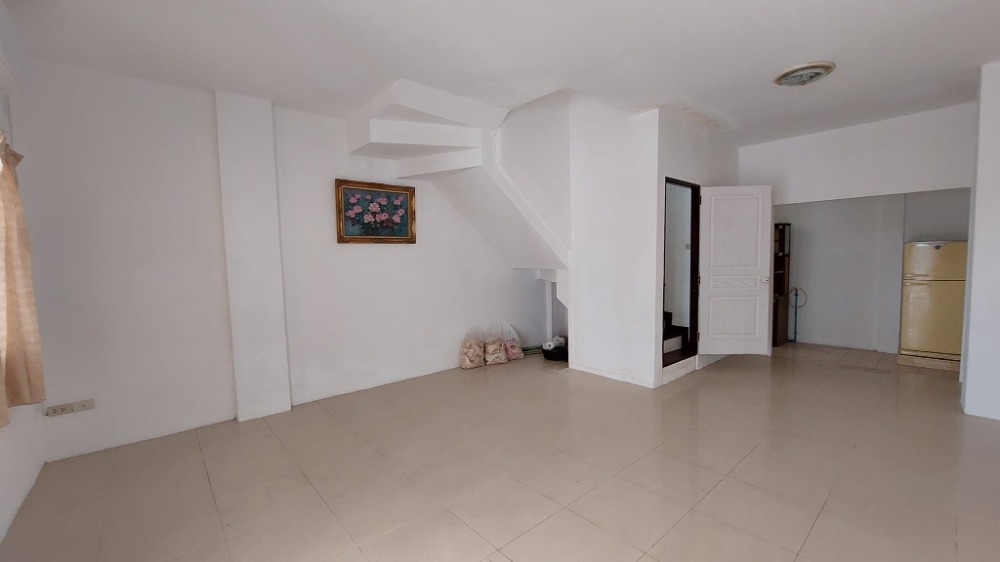 For SaleTownhomePattanakan, Srinakarin : Urgent sale, 3-storey townhouse, Phatthanakan 38, City Park Village, rent 15,000/month, sell 3.7 million baht