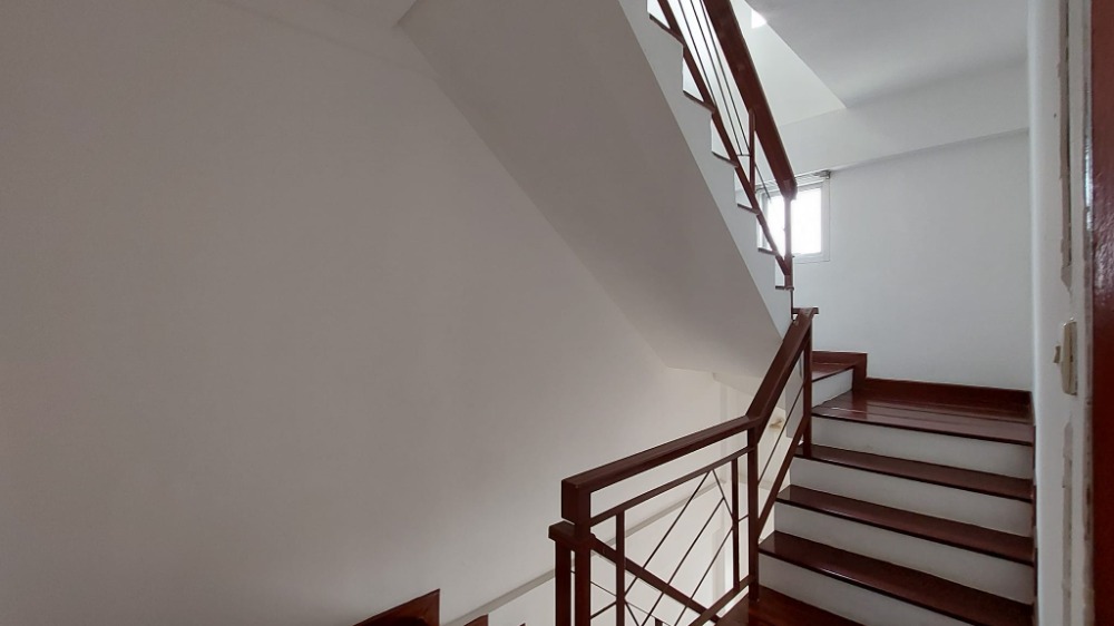 For SaleTownhomePattanakan, Srinakarin : Urgent sale, 3-storey townhouse, Phatthanakan 38, City Park Village, rent 15,000/month, sell 3.7 million baht