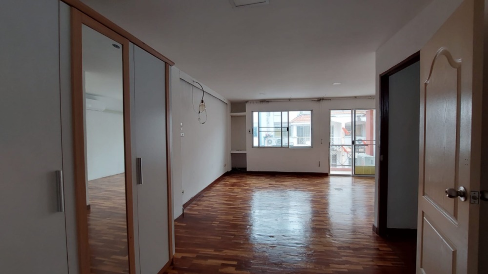 For SaleTownhomePattanakan, Srinakarin : Urgent sale, 3-storey townhouse, Phatthanakan 38, City Park Village, rent 15,000/month, sell 3.7 million baht