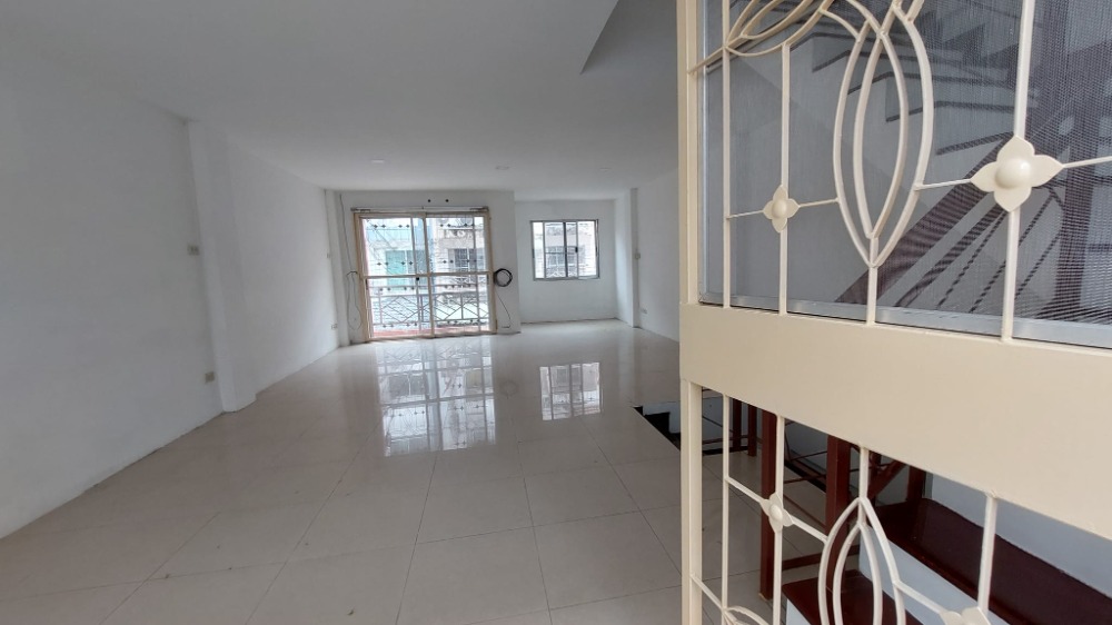 For SaleTownhomePattanakan, Srinakarin : Urgent sale, 3-storey townhouse, Phatthanakan 38, City Park Village, rent 15,000/month, sell 3.7 million baht