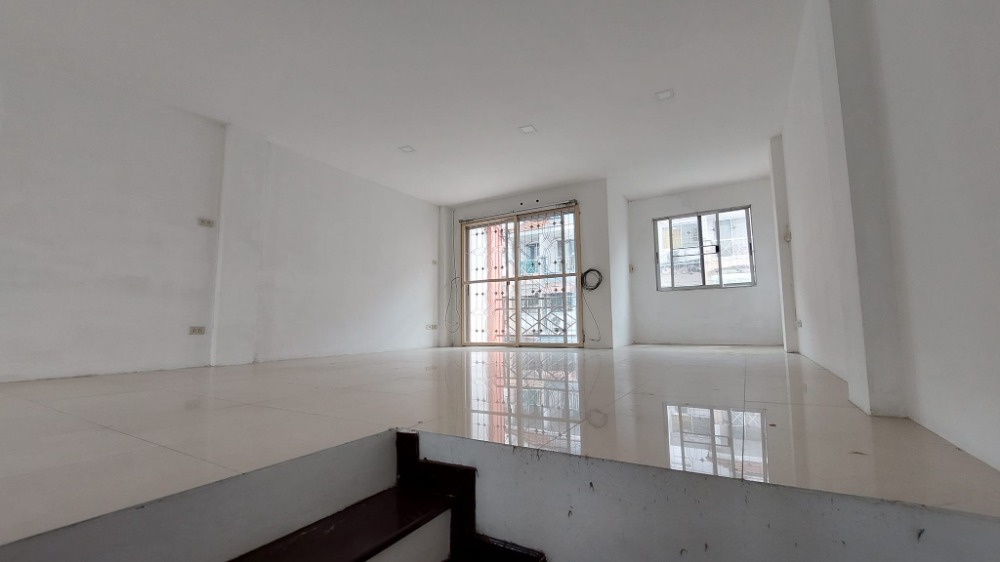 For SaleTownhomePattanakan, Srinakarin : Urgent sale, 3-storey townhouse, Phatthanakan 38, City Park Village, rent 15,000/month, sell 3.7 million baht