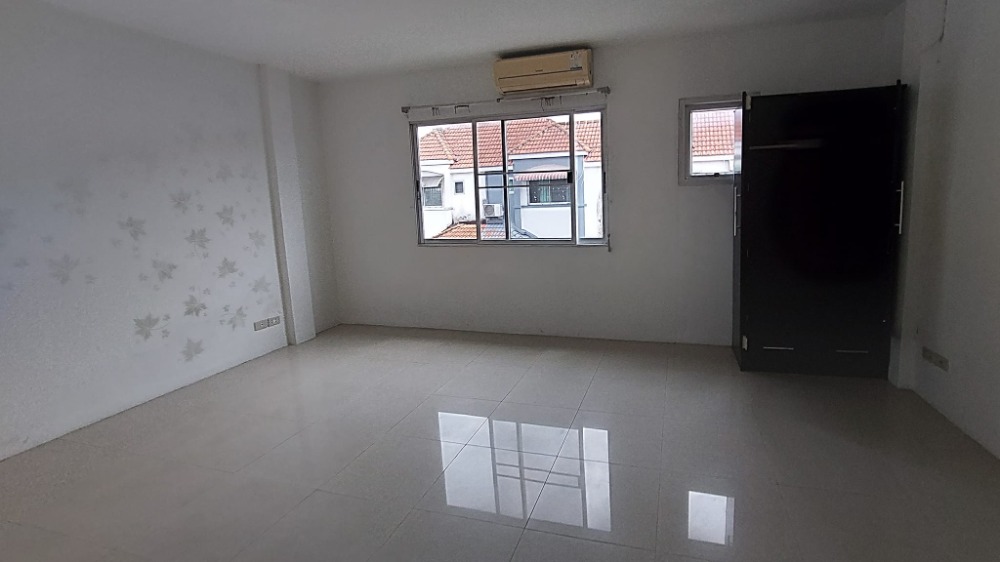 For SaleTownhomePattanakan, Srinakarin : Urgent sale, 3-storey townhouse, Phatthanakan 38, City Park Village, rent 15,000/month, sell 3.7 million baht