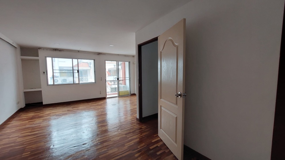 For SaleTownhomePattanakan, Srinakarin : Urgent sale, 3-storey townhouse, Phatthanakan 38, City Park Village, rent 15,000/month, sell 3.7 million baht