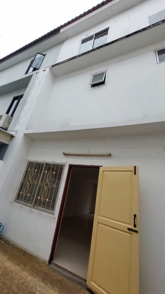 For SaleTownhomePattanakan, Srinakarin : Urgent sale, 3-storey townhouse, Phatthanakan 38, City Park Village, rent 15,000/month, sell 3.7 million baht