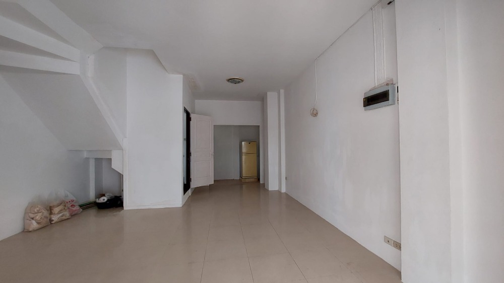 For SaleTownhomePattanakan, Srinakarin : Urgent sale, 3-storey townhouse, Phatthanakan 38, City Park Village, rent 15,000/month, sell 3.7 million baht