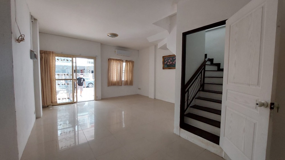 For SaleTownhomePattanakan, Srinakarin : Urgent sale, 3-storey townhouse, Phatthanakan 38, City Park Village, rent 15,000/month, sell 3.7 million baht