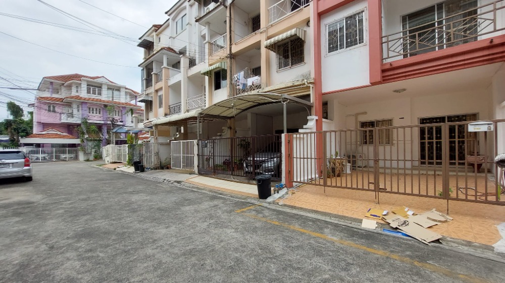 For SaleTownhomePattanakan, Srinakarin : Urgent sale, 3-storey townhouse, Phatthanakan 38, City Park Village, rent 15,000/month, sell 3.7 million baht