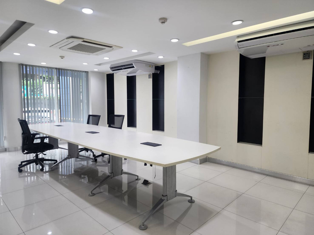 ให้เช่าสำนักงานพระราม 9 เพชรบุรีตัดใหม่ RCA : Office for Rent การันตี SAFE Approved 110 sqm fully furnished  