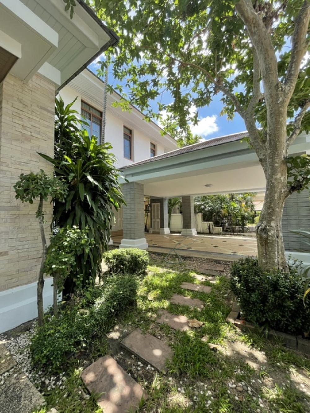 For RentHousePattanakan, Srinakarin : The big house is very shady. Special rental price‼️‼️ Narasiri Phatthanakan-Srinakarin ‼️ Shady, nice to live in, the front of the house faces north, not hot.