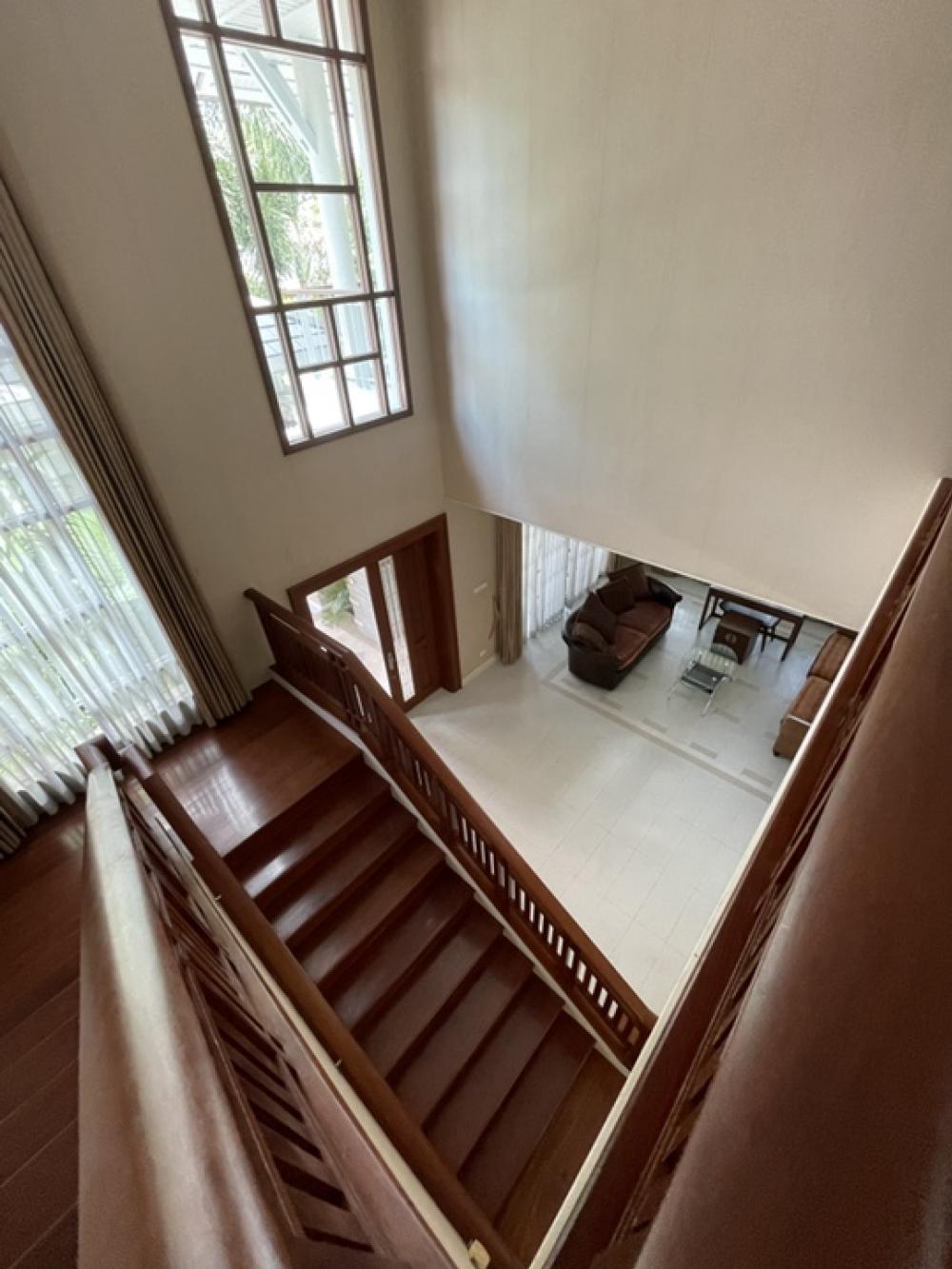 For RentHousePattanakan, Srinakarin : The big house is very shady. Special rental price‼️‼️ Narasiri Phatthanakan-Srinakarin ‼️ Shady, nice to live in, the front of the house faces north, not hot.