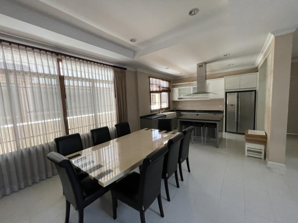 For RentHousePattanakan, Srinakarin : The big house is very shady. Special rental price‼️‼️ Narasiri Phatthanakan-Srinakarin ‼️ Shady, nice to live in, the front of the house faces north, not hot.