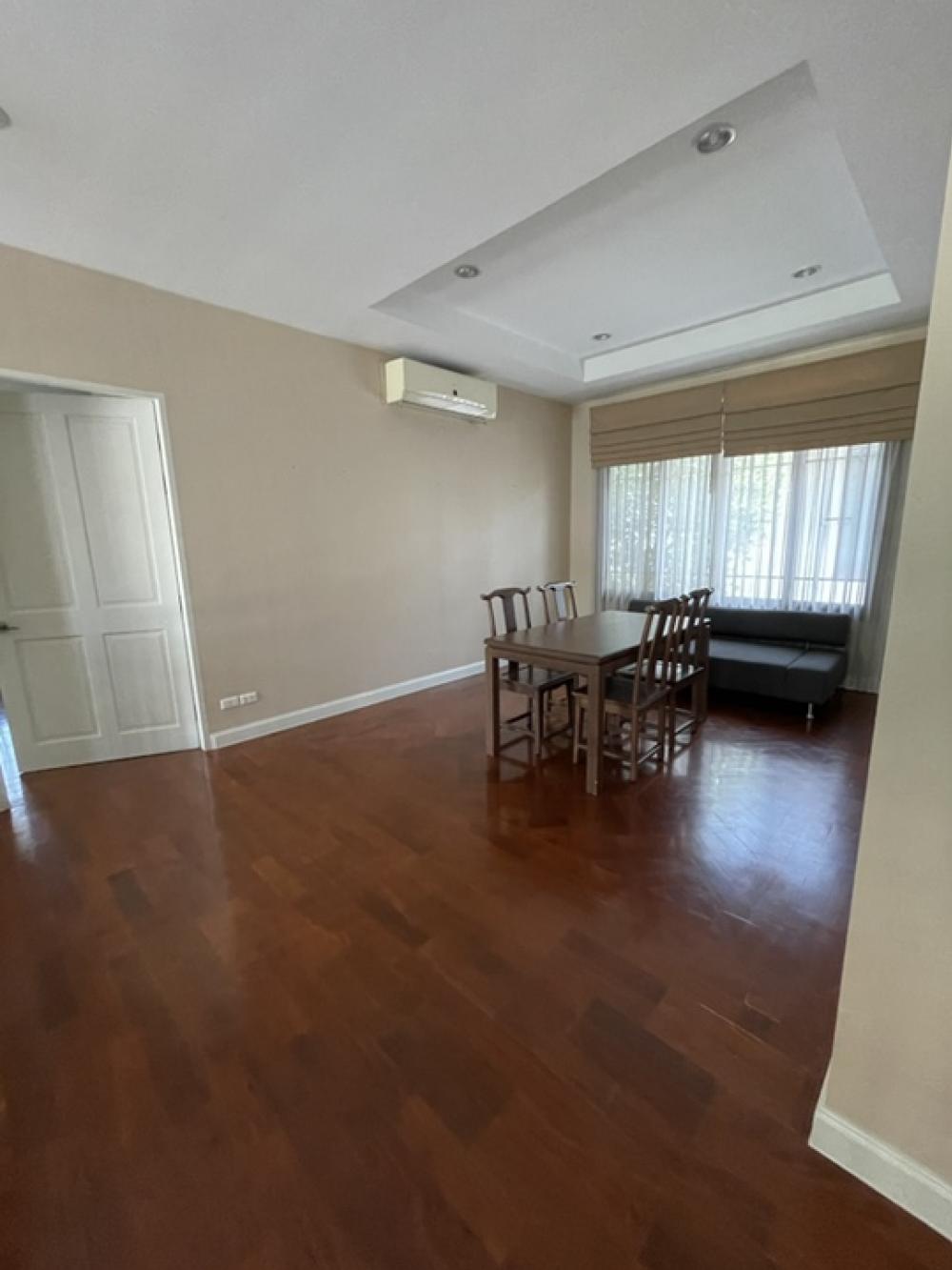 For RentHousePattanakan, Srinakarin : The big house is very shady. Special rental price‼️‼️ Narasiri Phatthanakan-Srinakarin ‼️ Shady, nice to live in, the front of the house faces north, not hot.