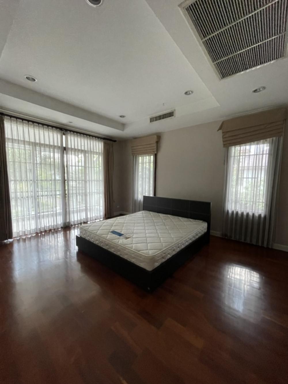 For RentHousePattanakan, Srinakarin : The big house is very shady. Special rental price‼️‼️ Narasiri Phatthanakan-Srinakarin ‼️ Shady, nice to live in, the front of the house faces north, not hot.