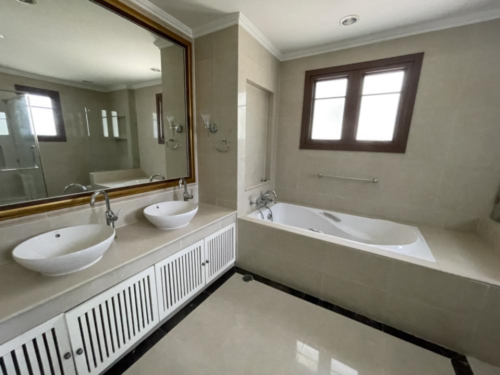 For RentHousePattanakan, Srinakarin : The big house is very shady. Special rental price‼️‼️ Narasiri Phatthanakan-Srinakarin ‼️ Shady, nice to live in, the front of the house faces north, not hot.