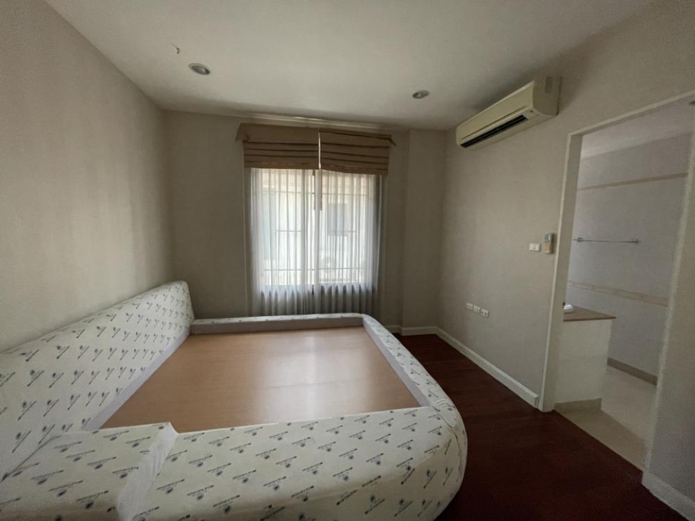 For RentHousePattanakan, Srinakarin : The big house is very shady. Special rental price‼️‼️ Narasiri Phatthanakan-Srinakarin ‼️ Shady, nice to live in, the front of the house faces north, not hot.