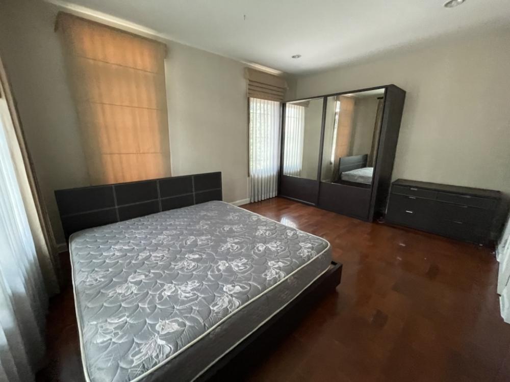 For RentHousePattanakan, Srinakarin : The big house is very shady. Special rental price‼️‼️ Narasiri Phatthanakan-Srinakarin ‼️ Shady, nice to live in, the front of the house faces north, not hot.