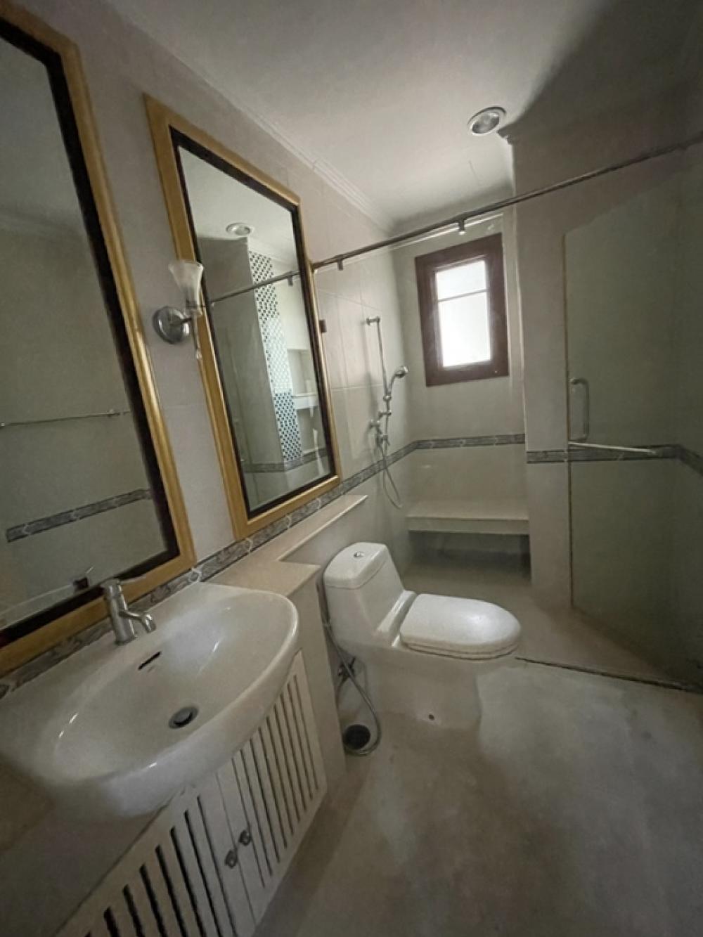 For RentHousePattanakan, Srinakarin : The big house is very shady. Special rental price‼️‼️ Narasiri Phatthanakan-Srinakarin ‼️ Shady, nice to live in, the front of the house faces north, not hot.