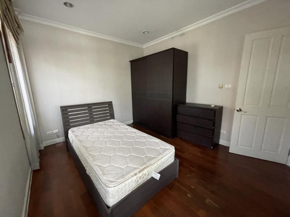 For RentHousePattanakan, Srinakarin : The big house is very shady. Special rental price‼️‼️ Narasiri Phatthanakan-Srinakarin ‼️ Shady, nice to live in, the front of the house faces north, not hot.