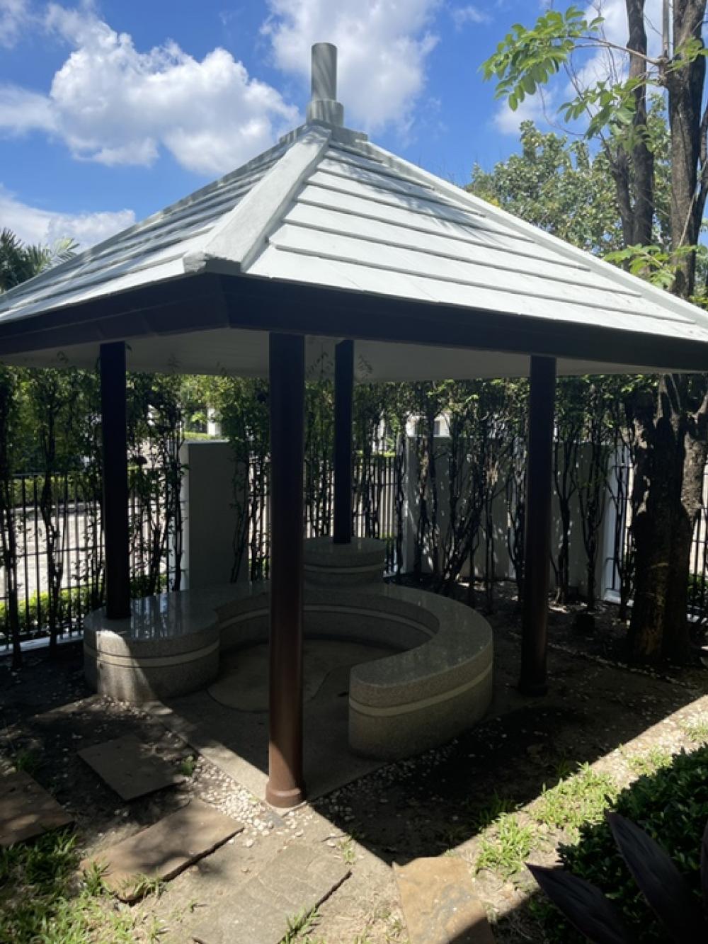 For RentHousePattanakan, Srinakarin : The big house is very shady. Special rental price‼️‼️ Narasiri Phatthanakan-Srinakarin ‼️ Shady, nice to live in, the front of the house faces north, not hot.