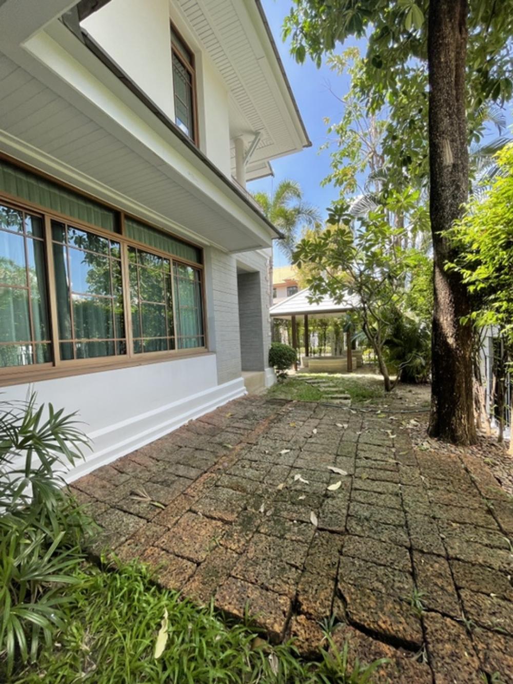 For RentHousePattanakan, Srinakarin : The big house is very shady. Special rental price‼️‼️ Narasiri Phatthanakan-Srinakarin ‼️ Shady, nice to live in, the front of the house faces north, not hot.