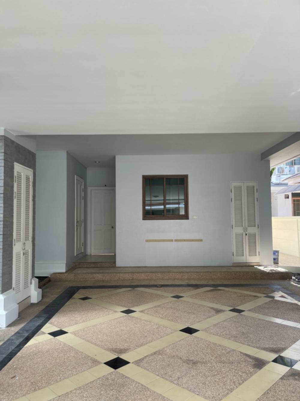 For RentHousePattanakan, Srinakarin : The big house is very shady. Special rental price‼️‼️ Narasiri Phatthanakan-Srinakarin ‼️ Shady, nice to live in, the front of the house faces north, not hot.