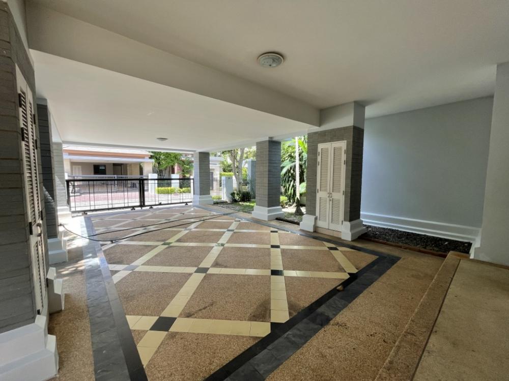 For RentHousePattanakan, Srinakarin : The big house is very shady. Special rental price‼️‼️ Narasiri Phatthanakan-Srinakarin ‼️ Shady, nice to live in, the front of the house faces north, not hot.