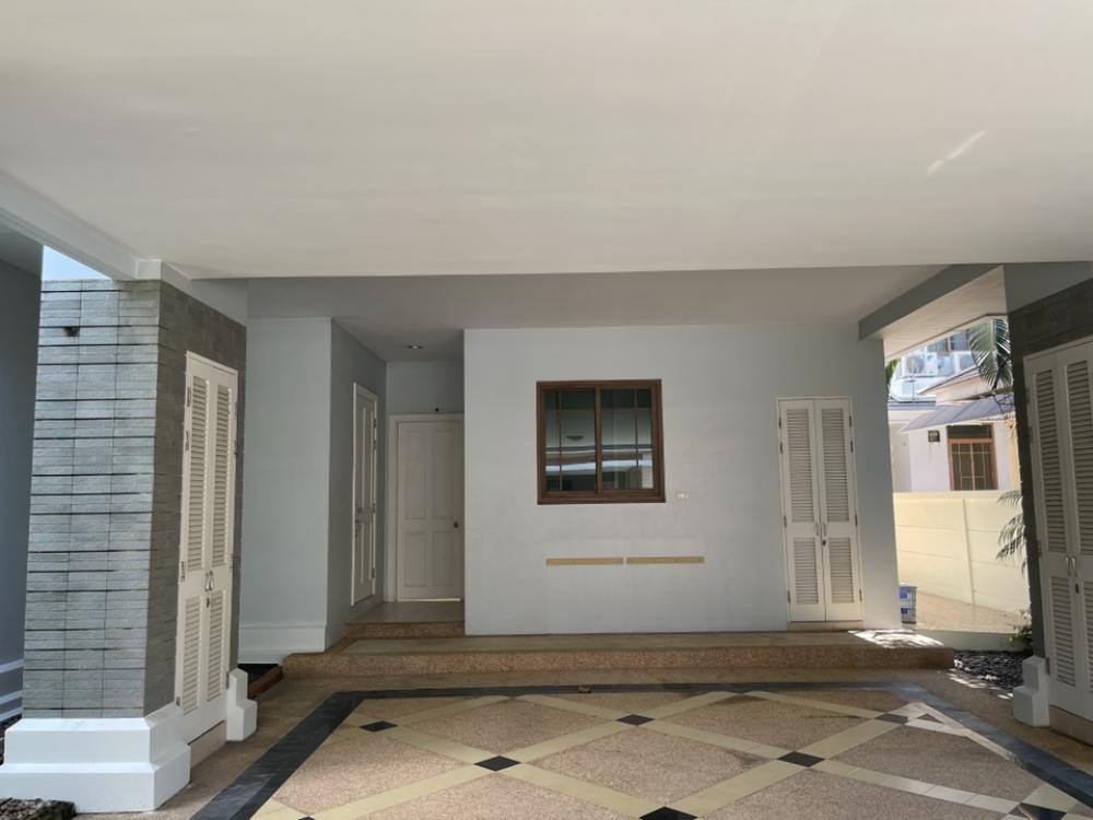 For RentHousePattanakan, Srinakarin : The big house is very shady. Special rental price‼️‼️ Narasiri Phatthanakan-Srinakarin ‼️ Shady, nice to live in, the front of the house faces north, not hot.