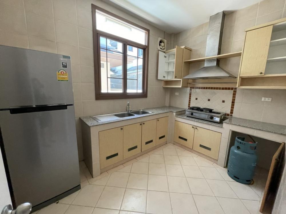 For RentHousePattanakan, Srinakarin : The big house is very shady. Special rental price‼️‼️ Narasiri Phatthanakan-Srinakarin ‼️ Shady, nice to live in, the front of the house faces north, not hot.