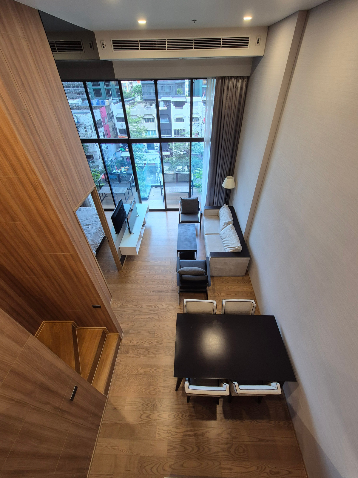 For RentCondoSukhumvit, Asoke, Thonglor : ( Private Residence! ) Duplex 2 bedrooms, 2 bathrooms Siamese Exclusive 31 Soi Sukhumvit 31, near BTS Phrom Phong, has Shuttle Bus to pick up and drop off.