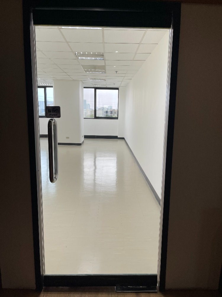 For RentOfficeRatchadapisek, Huaikwang, Suttisan : Office space rental Olympia Thai Plaza Located next to the MRT, Ratchadaphisek Station, 2nd floor, area 58 sq.m., rental 45,240 baht/month