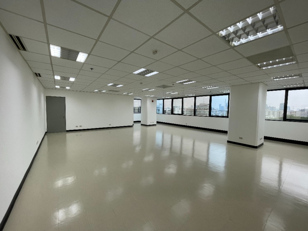 For RentOfficeRatchadapisek, Huaikwang, Suttisan : Office space rental Olympia Thai Plaza Located next to the MRT, Ratchadaphisek Station, 2nd floor, area 58 sq.m., rental 45,240 baht/month
