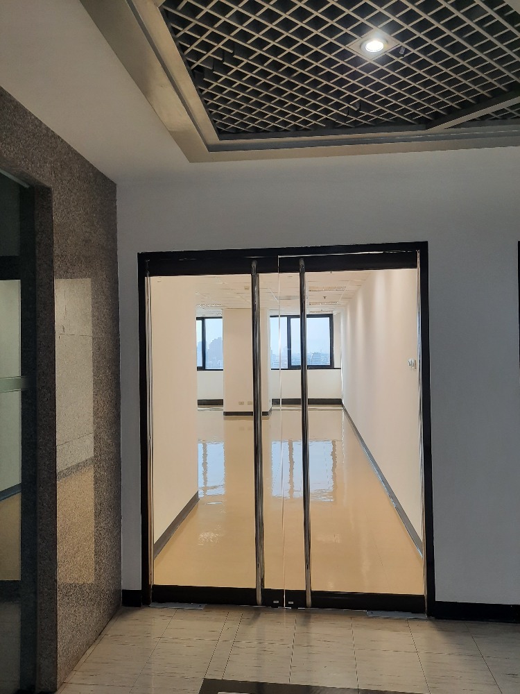 For RentOfficeRatchadapisek, Huaikwang, Suttisan : Office space rental Olympia Thai Plaza Located next to the MRT, Ratchadaphisek Station, 2nd floor, area 58 sq.m., rental 45,240 baht/month