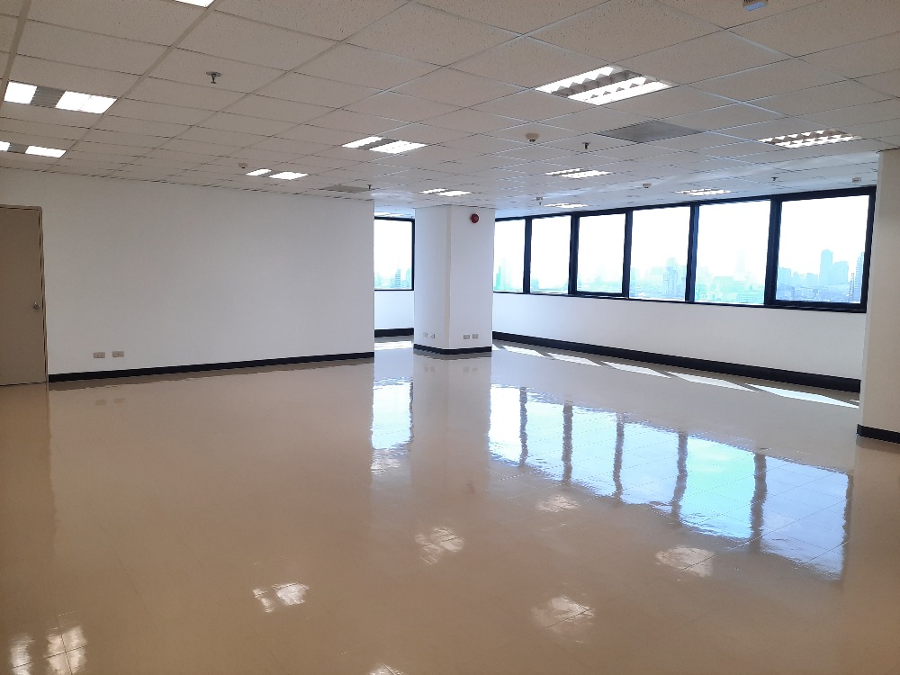 For RentOfficeRatchadapisek, Huaikwang, Suttisan : Office space rental Olympia Thai Plaza Located next to the MRT, Ratchadaphisek Station, 2nd floor, area 58 sq.m., rental 45,240 baht/month
