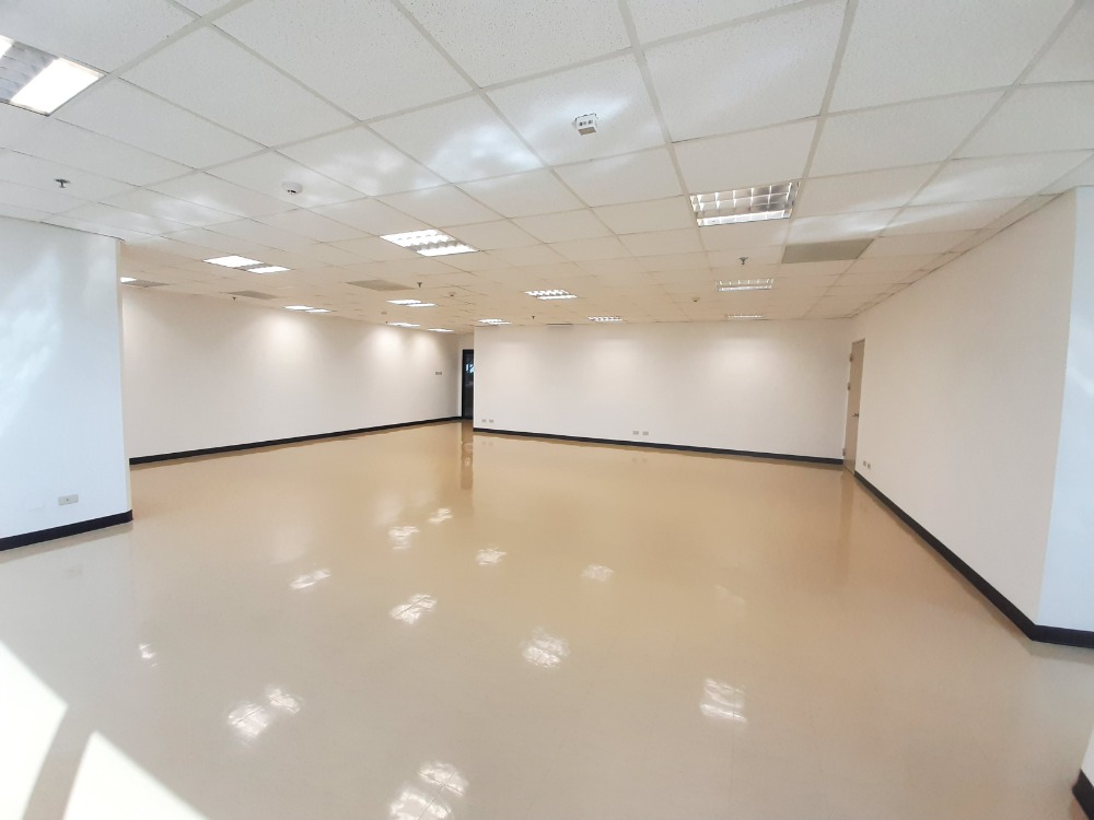 For RentOfficeRatchadapisek, Huaikwang, Suttisan : Office space rental Olympia Thai Plaza Located next to the MRT, Ratchadaphisek Station, 2nd floor, area 58 sq.m., rental 45,240 baht/month