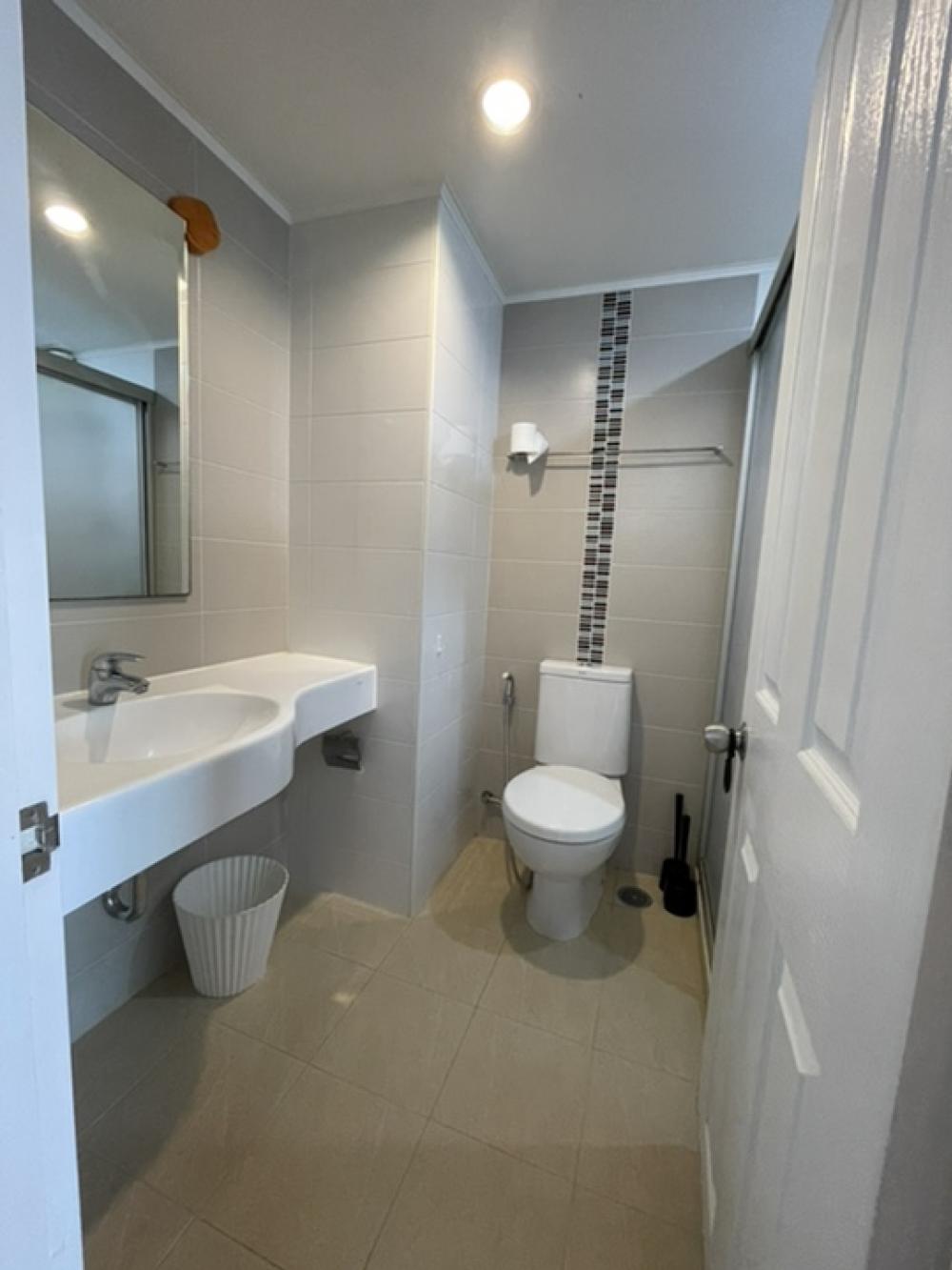 ให้เช่าคอนโดพระราม 9 เพชรบุรีตัดใหม่ RCA : ให้เช่า คอนโด ลุมพินี เพลส พระราม 9-รัชดา LUMPINI PLACE พระราม 9 – รัชดา  ใกล้รถไฟฟ้า MRT พระราม 9 ใกล้แยกอสมท. ตึก C ชั้น 17ห้องขนาด 70 ตรม.2 ห้องนอน 2 ห้องน้ำ ห้องรับแขก ห้องครัวห้องครัวตกแต่งใหม่ เครื่องใช้ไฟฟ้า ตู้เย็นทีวีเตียงพร้อมที่นอนเครื่องซักผ้า