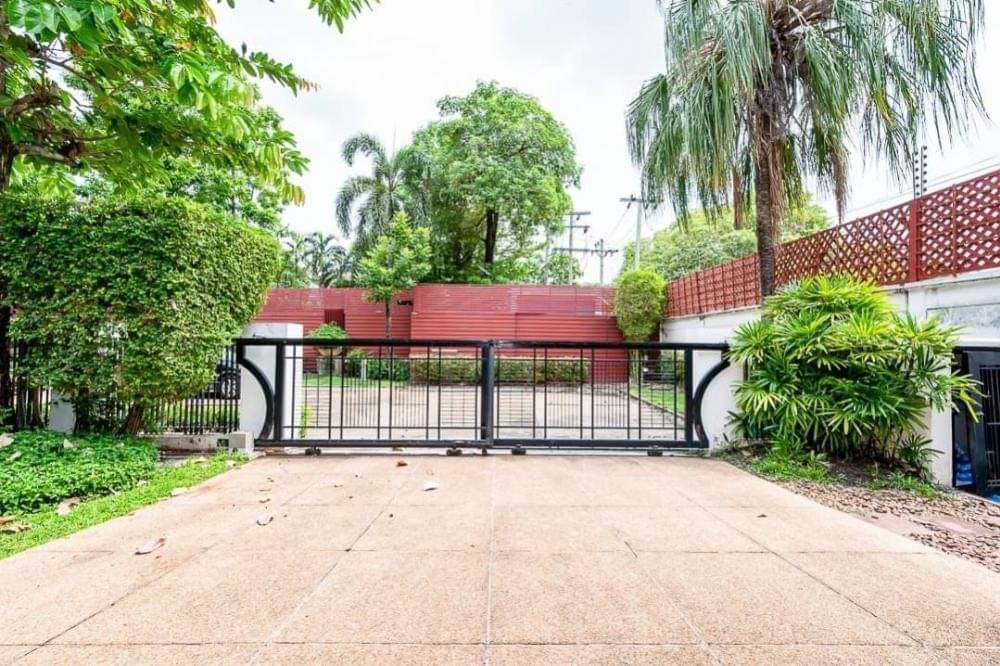 For RentHousePattanakan, Srinakarin : 5bedroom single house for rent and sale