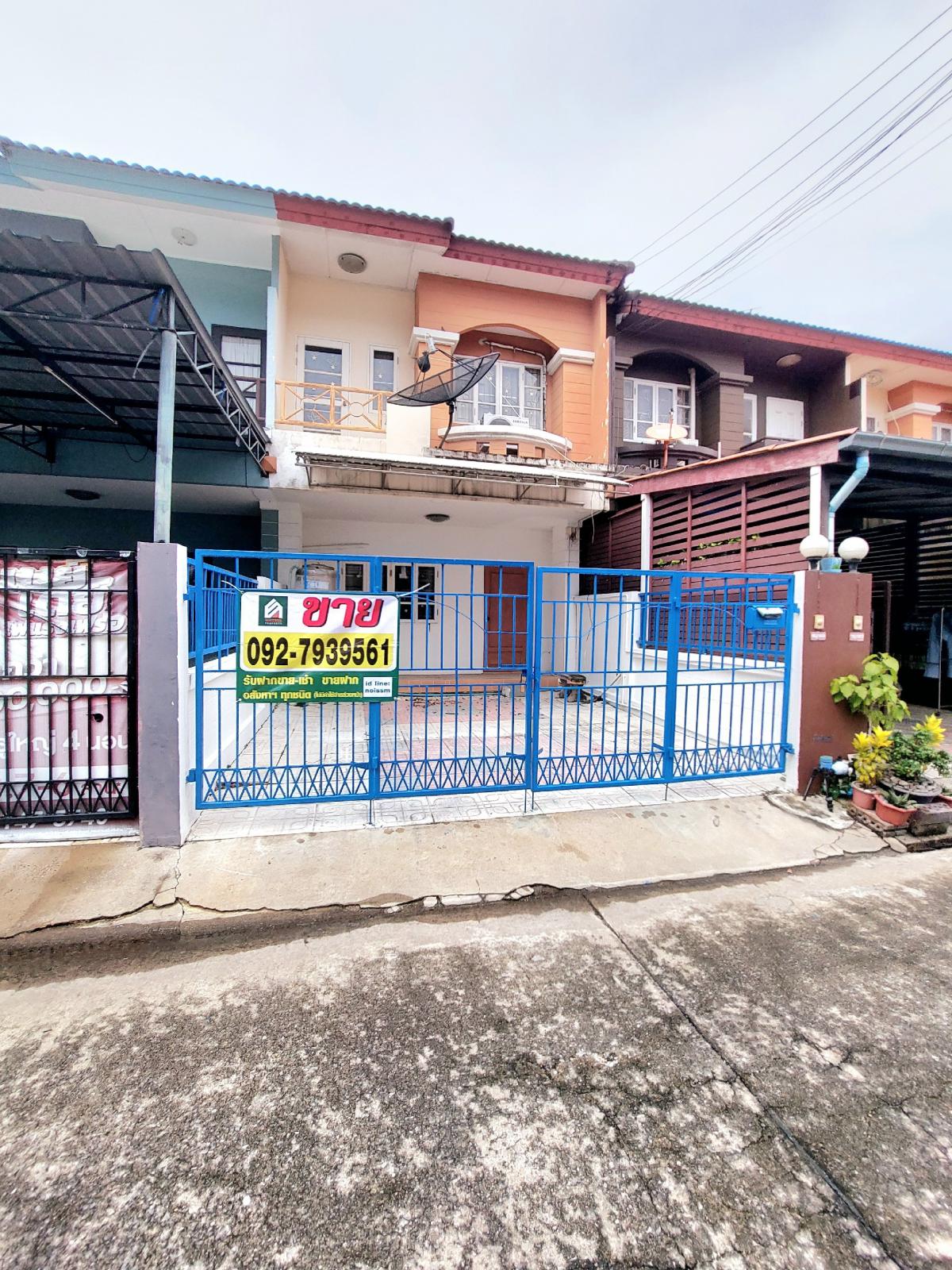 For SaleTownhomePathum Thani,Rangsit, Thammasat : 2 -story townhouse for sale, Sathaporn Village, Khlong 3 Behind Lotus, easy to get in and out Wide road next to the garden of the baht, 22.5 sq.w., 3 bedrooms, 2 bathrooms, 2 car parks