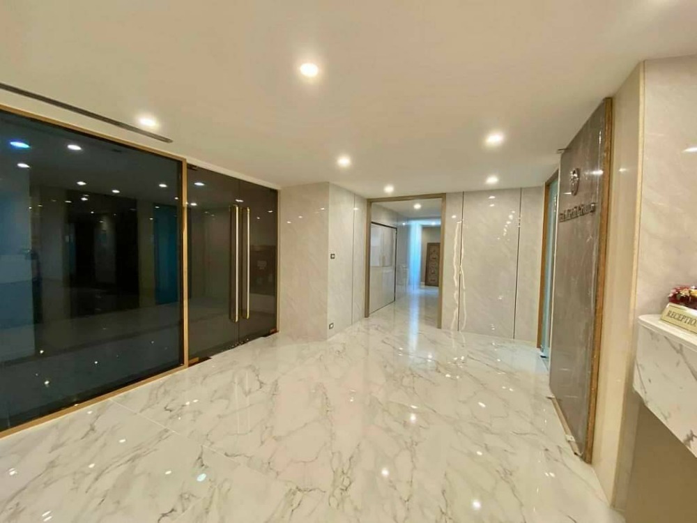 For RentOfficeSukhumvit, Asoke, Thonglor : Office space for rent  Ocean Tower 2, near BTS, Asoke, 33, area of ​​210 sq.m., rental 130,000 baht per month*