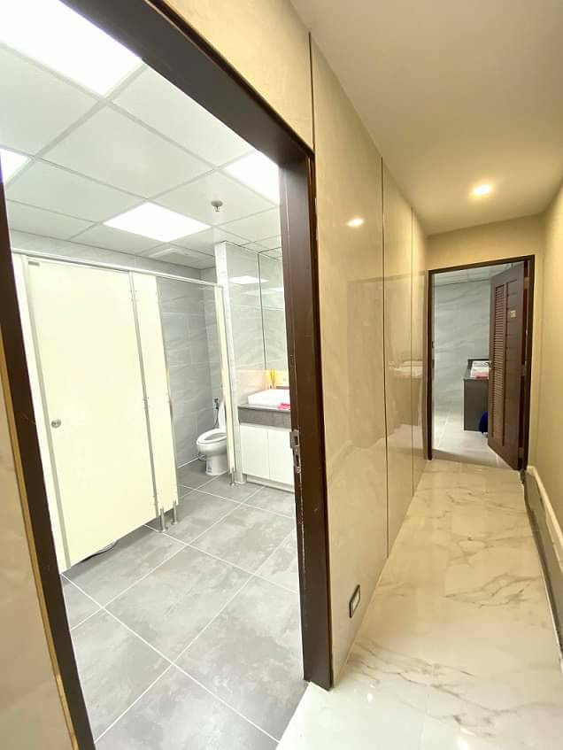 For RentOfficeSukhumvit, Asoke, Thonglor : Office space for rent  Ocean Tower 2, near BTS, Asoke, 33, area of ​​210 sq.m., rental 130,000 baht per month*