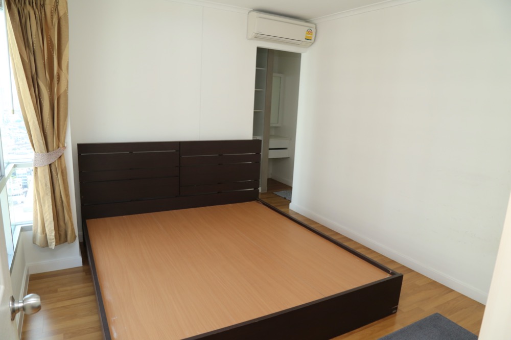 ให้เช่าคอนโดพระราม 3 สาธุประดิษฐ์ : - ให้เช่า - 2 ห้องนอน (combined) 2 ที่จอดรถ 53 ตรม ห้องสวยพร้อมอยู่ / ลุมพินีพาร์คริเวอร์ไซด์ พระราม 3