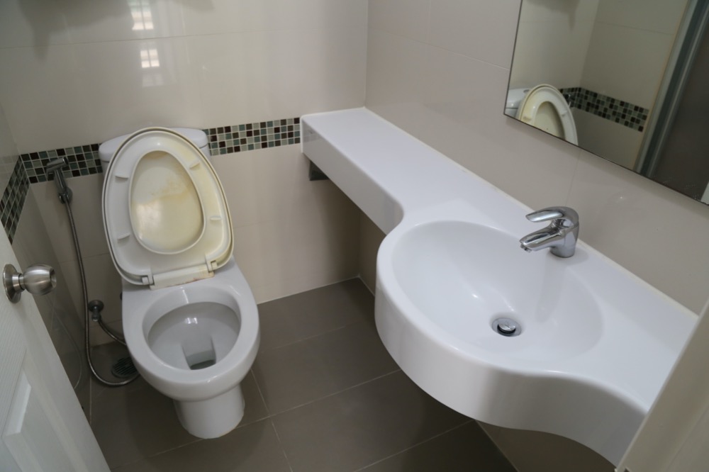 ให้เช่าคอนโดพระราม 3 สาธุประดิษฐ์ : - ให้เช่า - 2 ห้องนอน (combined) 2 ที่จอดรถ 53 ตรม ห้องสวยพร้อมอยู่ / ลุมพินีพาร์คริเวอร์ไซด์ พระราม 3