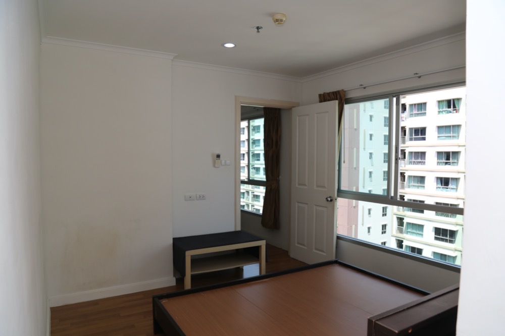 ให้เช่าคอนโดพระราม 3 สาธุประดิษฐ์ : - ให้เช่า - 2 ห้องนอน (combined) 2 ที่จอดรถ 53 ตรม ห้องสวยพร้อมอยู่ / ลุมพินีพาร์คริเวอร์ไซด์ พระราม 3