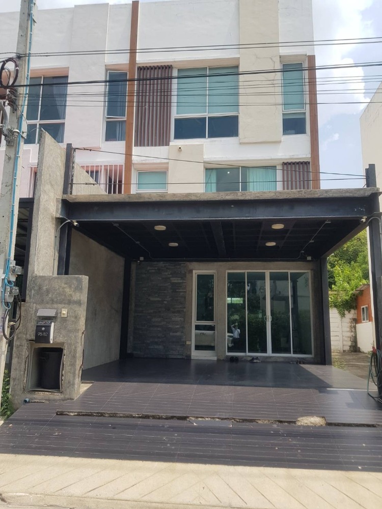 ขายทาวน์โฮมลาดกระบัง สุวรรณภูมิ : ขายทาวน์เฮ้าส์ 3 ชั้น โครงการ มายฮอฟ ติดถ.ร่มเกล้า  ดีไซน์ สไตล์ โมเดิร์นหน้ากว้าง 5.5 ม. บนพื้นที่  24.4 ตรว.  บ้านเลขที่ 98/82 โฮมออฟฟิตสวยสภาพดี ต่อเติมเต็มพื้นที่ทั้ง 2 ชั้น   3 นอน 4 น้ำ จอดรถ2 คัน พร้อมแอร์ 6 ตัว