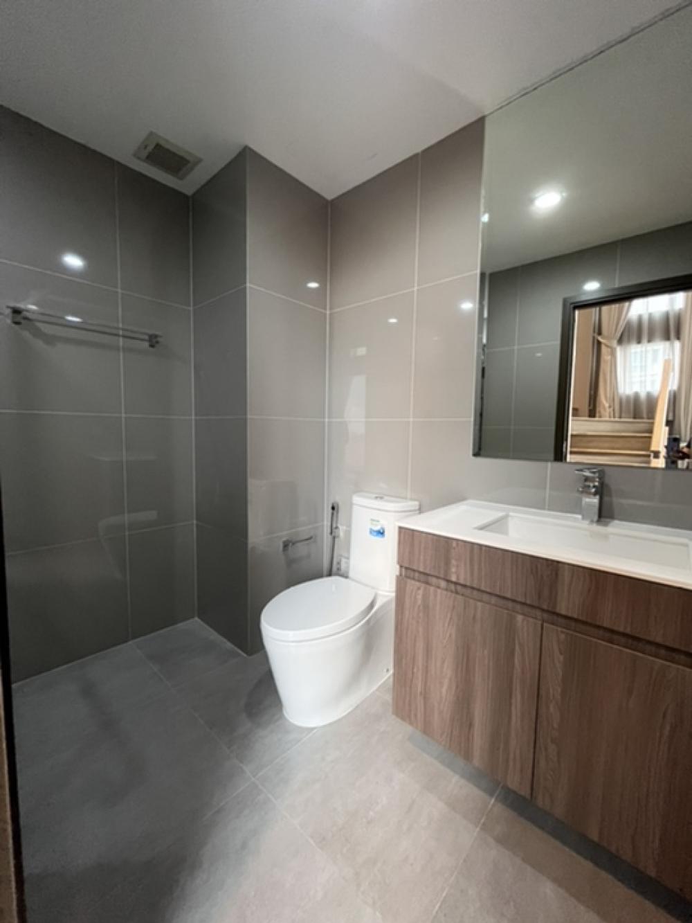 For RentCondoRama9, Petchburi, RCA : Luxury condo for rent, Ideo Mobi Asoke , Loft Type , fully furnished, ready to move in, luxury condo 200 m. to MRT phetchaburi