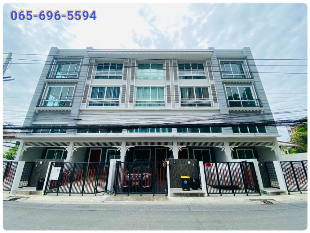 For SaleTownhomeBangna, Bearing, Lasalle : Urgent sale, corner house, new 3.5-storey townhouse, Lasalle 24, parking for 3 cars