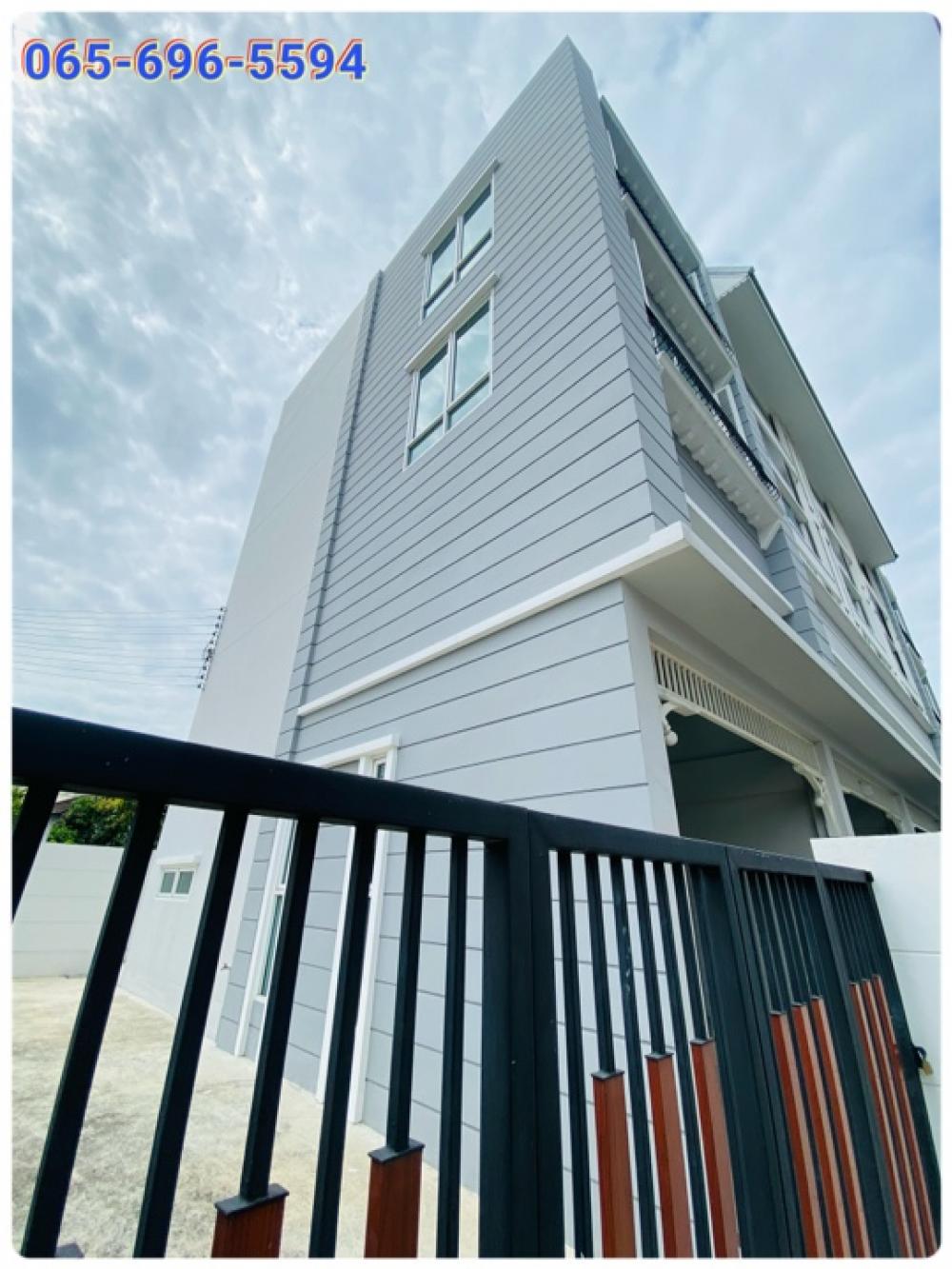 ขายทาวน์โฮมบางนา แบริ่ง ลาซาล : ซอยลาซาล24-แบริ่ง13`หลังมุม ทาวน์โฮมใหม่ 3.5 ชั้น จอดรถได้ 3 คัน