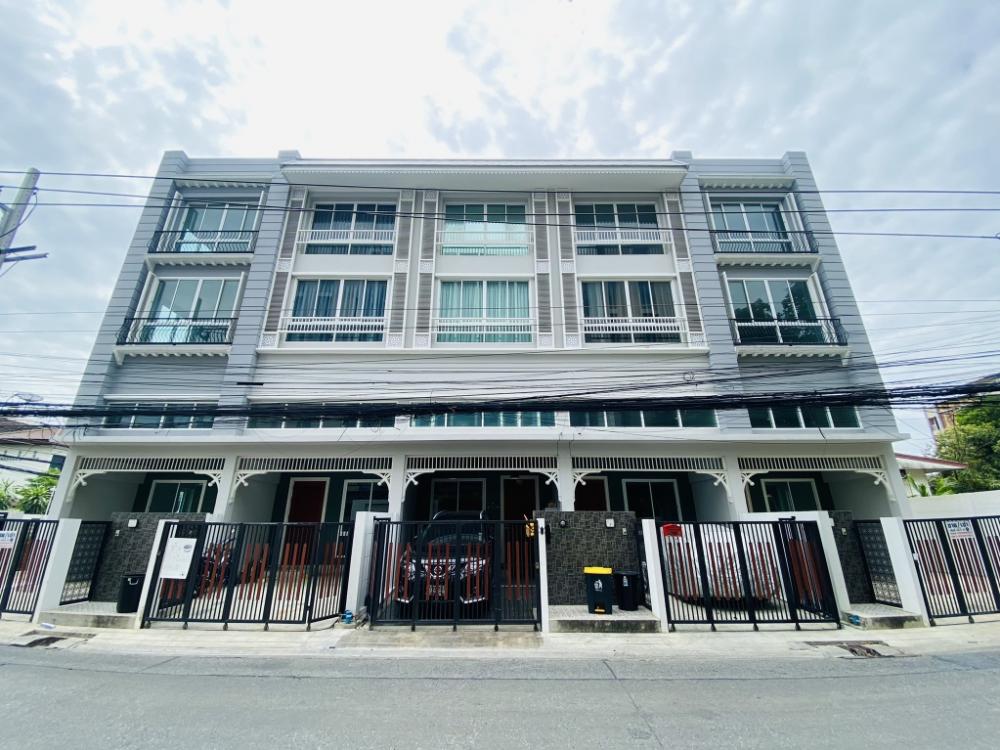For SaleTownhomeBangna, Bearing, Lasalle : Urgent sale, end unit, new 3.5-storey townhouse, Soi Lasalle 24